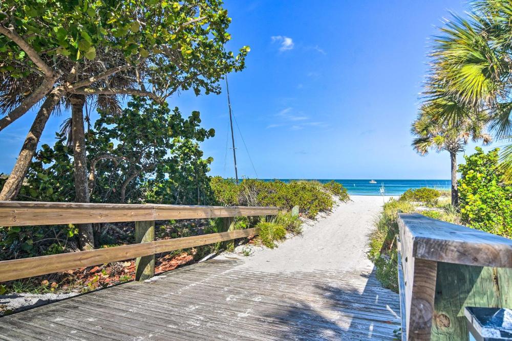 Florida Unit Steps from Indian Rocks Beach Access!